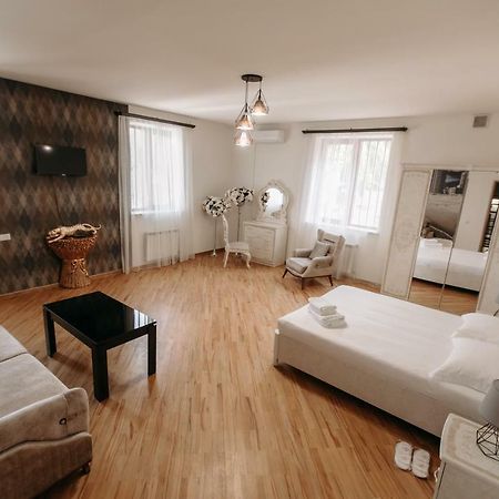 Castle Family Hotel เยเรวาน ภายนอก รูปภาพ