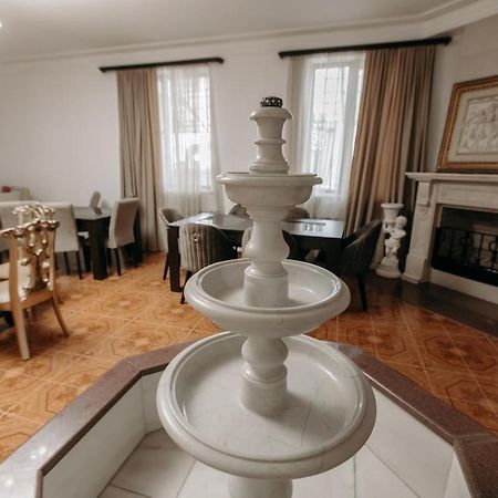 Castle Family Hotel เยเรวาน ภายนอก รูปภาพ