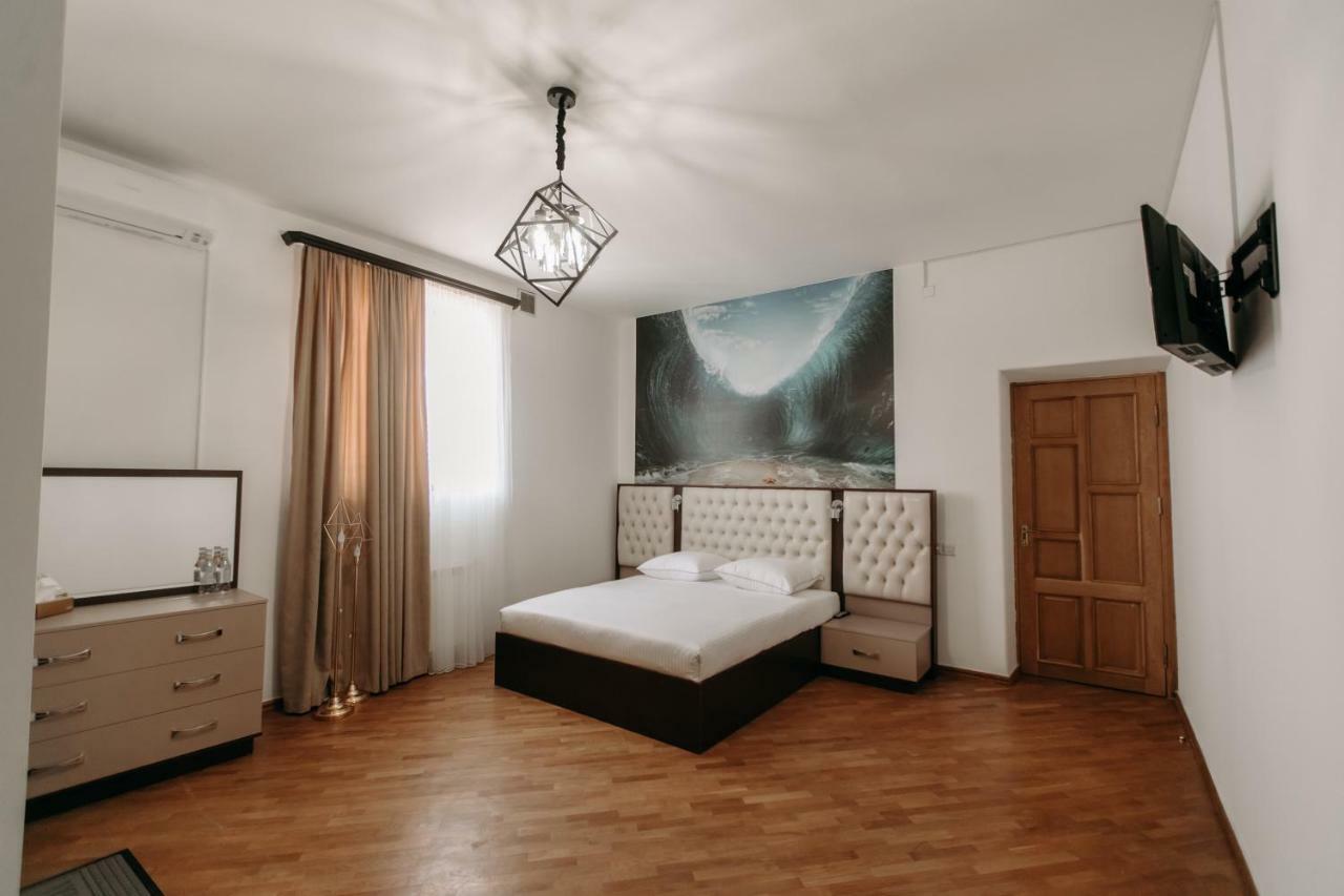 Castle Family Hotel เยเรวาน ภายนอก รูปภาพ