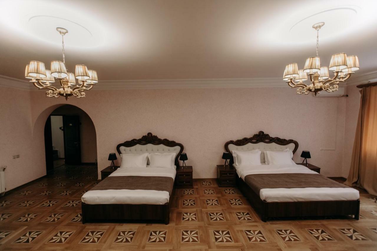 Castle Family Hotel เยเรวาน ภายนอก รูปภาพ