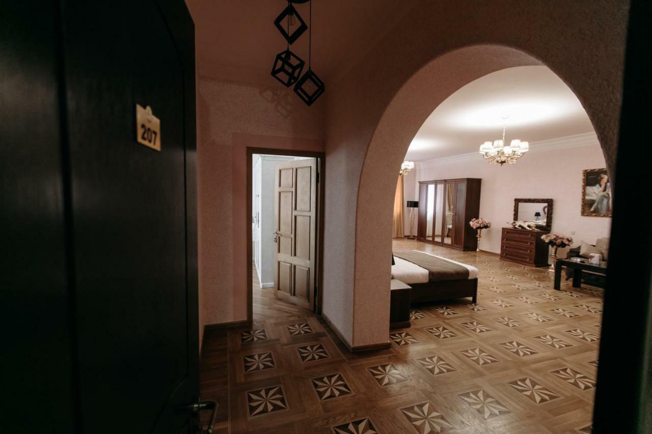 Castle Family Hotel เยเรวาน ภายนอก รูปภาพ