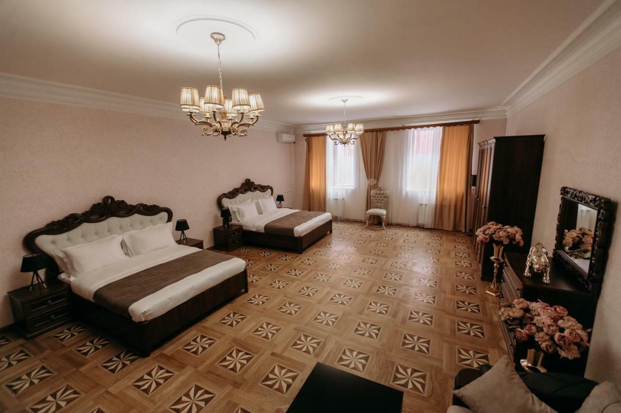 Castle Family Hotel เยเรวาน ภายนอก รูปภาพ
