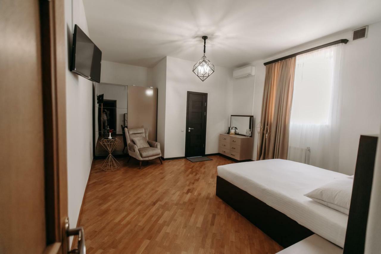 Castle Family Hotel เยเรวาน ภายนอก รูปภาพ